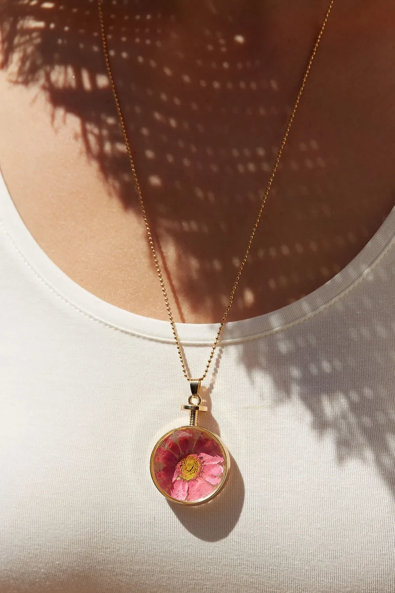 pink daisy inlay pendant necklace louche bani